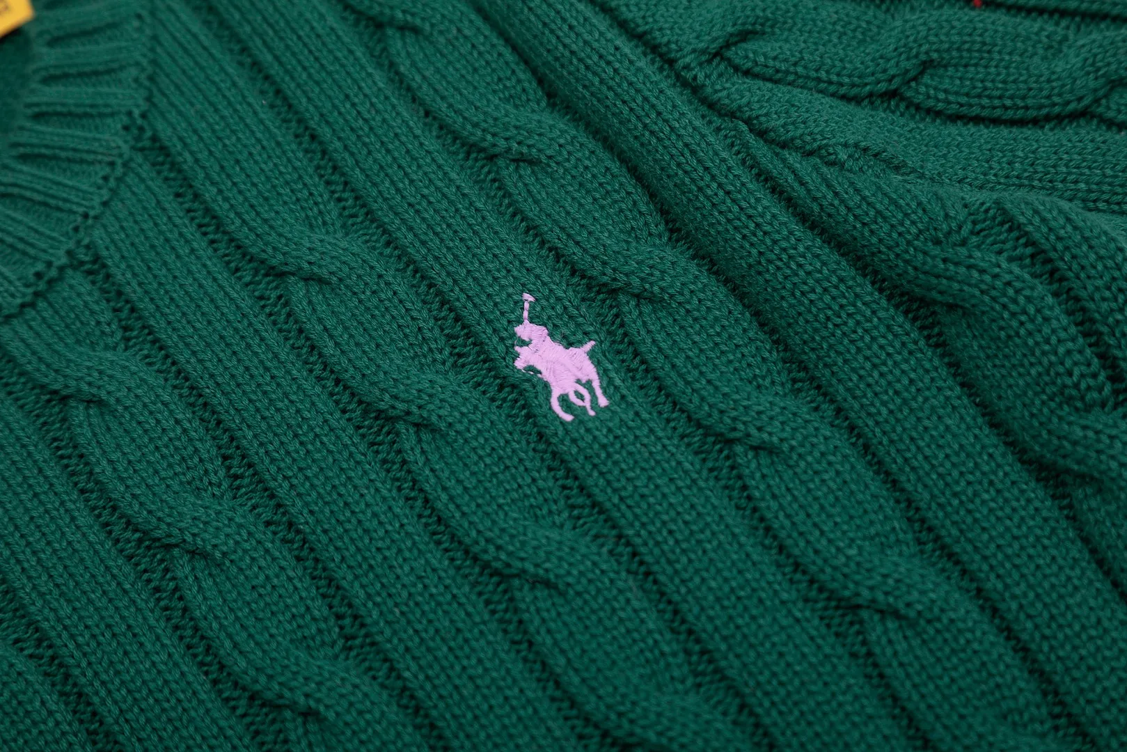 🅿️160 "Top quality" Style number: DS002# (not off the shelves all year round) [Ralph Lauren round neck solid color pony embroidered logo knitted short sleeves] ✅Ralph Lauren classic basic versatile knitted short sleeves for all seasons ✅Main supplier platform live broadcast Wholesale entities Replenish when out of stock Not off the shelves ✅ZP quality 1:1 version Scan the code to enter the GF website Counter quality ✅Detailed quality is the only one in Guangzhou Imported quality cotton yarn, focusing on high-end, cost-effective, good quality needless to say ✅The version is restored to the original order, the maximum size can be worn up to 160 pounds, loose, comfortable and stress-free ✅The upper body is simple and easy to match, a must-have for goddess ootd, good-looking clothes are never picky, a must-have in the goddess’ wardrobe Size: S-XL Color: Black White Gray Light Blue Light Pink Colorful Blue Khaki Bright Yellow Fruit Green Milk Apricot Wood Green Taro Purple Chinese Red Anchor Red Navy Red Label Navy Blue White Label